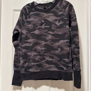 ATHLETA | Athleta Triumph Camo Crewneck Sweatshirt black/gray SMALL
